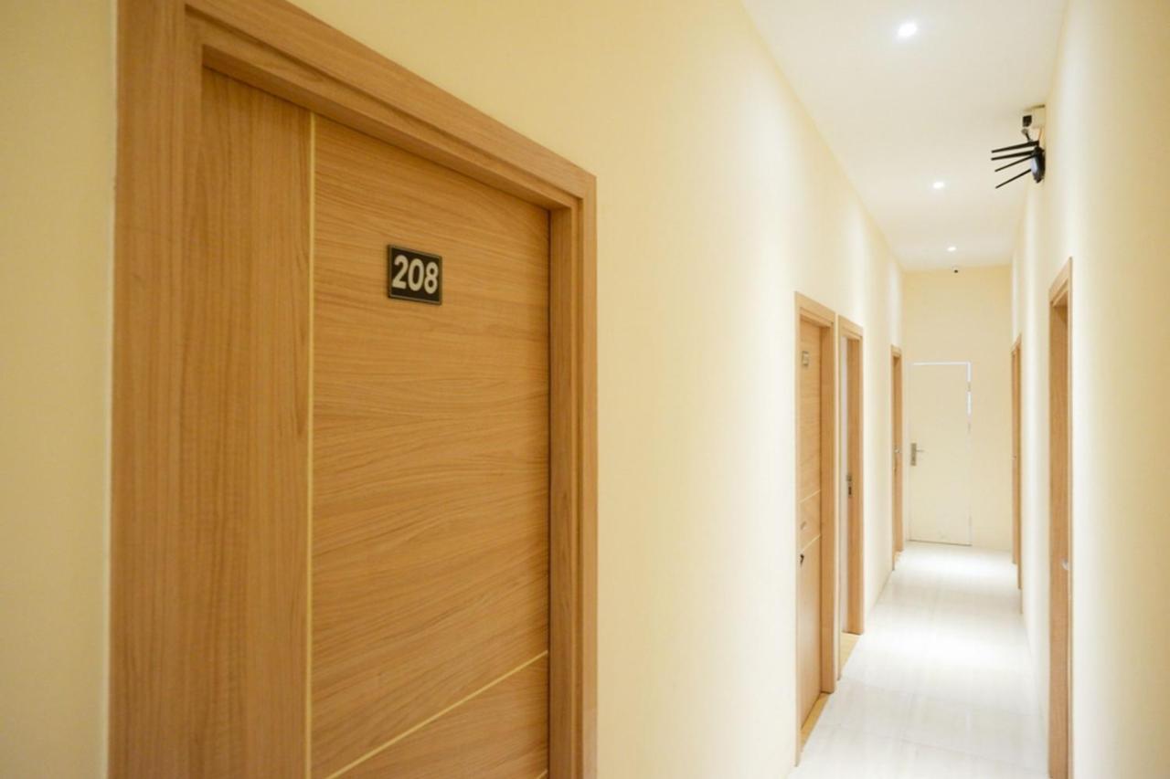 Reddoorz Plus @ Losari ماكاسار المظهر الخارجي الصورة